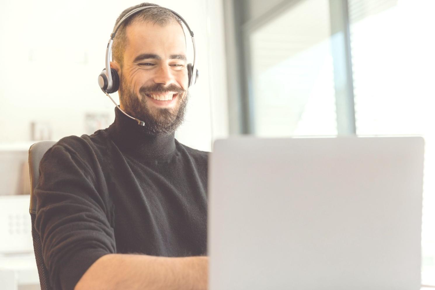 Teilnehmende beim gemeinsamen Lernen in modernem Schulungsraum